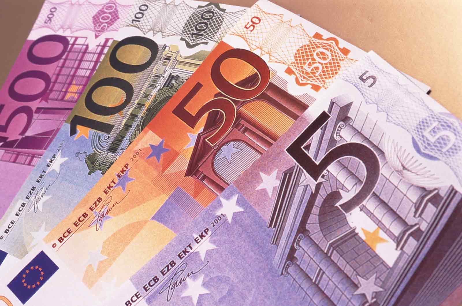Почему дешевеет евро?
