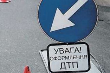 В Киеве водитель джипа, уходя от обстрела, въехал в трактор