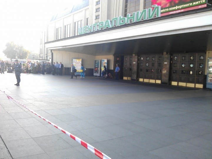 С центрального киевского вокзала эвакуировали 1,5 тыс. человек из-за сообщения о минировании
