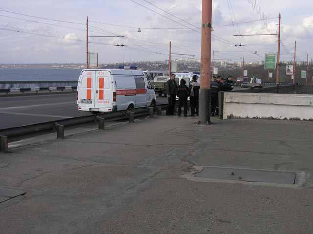 В Запорожье двое прыгнули с моста: Выжил один