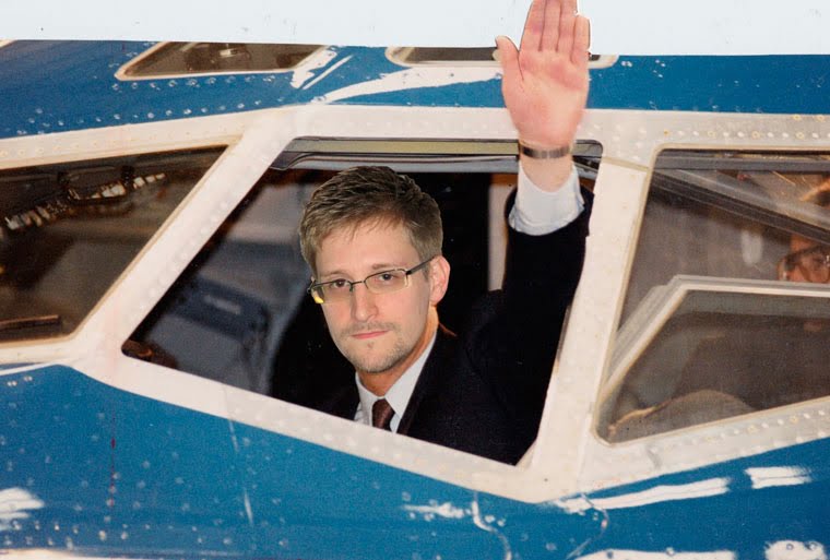 Эдварду Сноудену предоставлено временное убежище на год