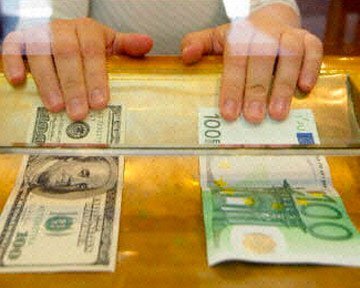 Банки обязали конвертировать в гривны валютные переводы