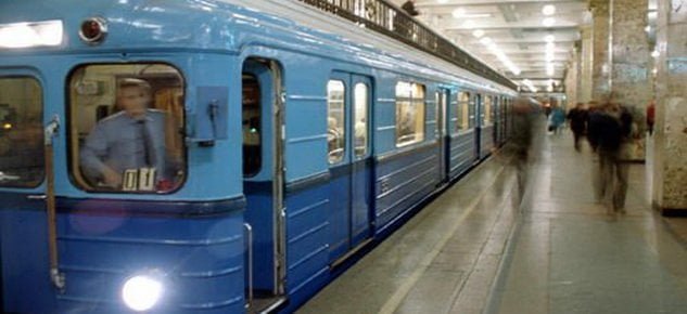 Девушке, упавшей под поезд столичного метро, отрезало ногу