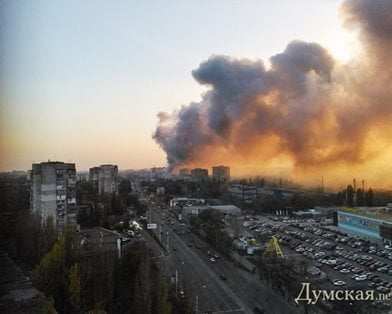 На одесском рынке - крупный пожар. Дым видно за километры