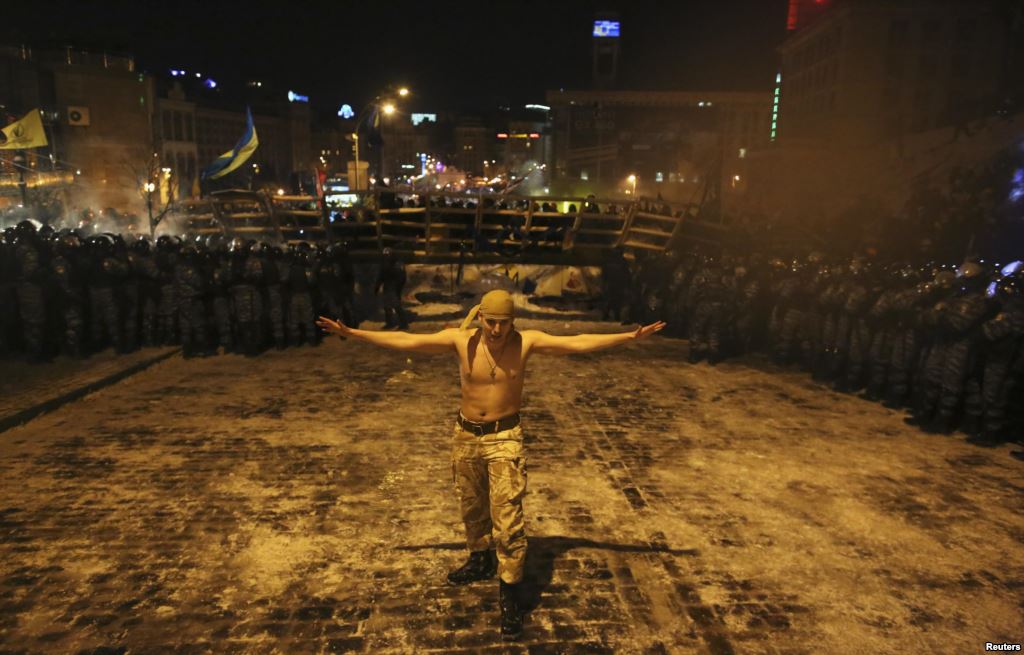 В Киеве спецназ "Беркут" снимает оцепление "евромайдана"