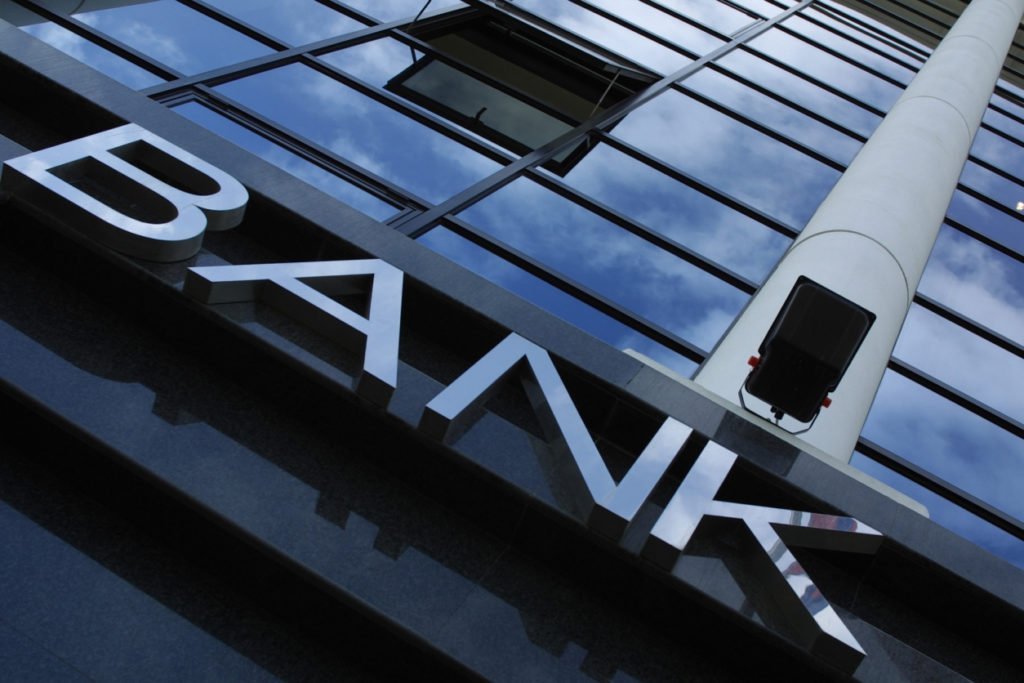 Прибыль украинских банков в этом году снизился почти вдвое