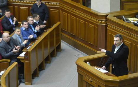 Кличко заявил, что готов лично провести Азарова на заседание Рады