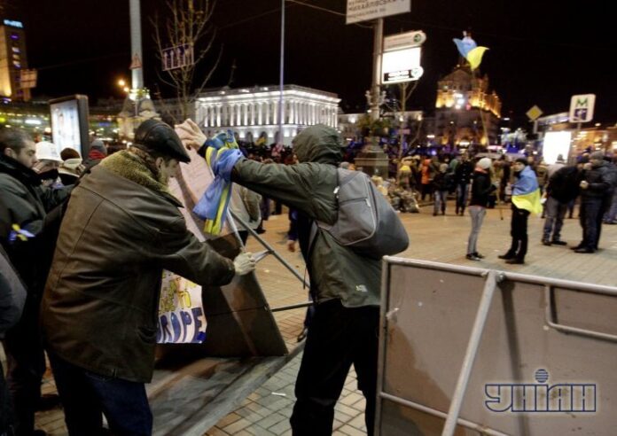 Активисты «евромайдана» просят мешки с песком