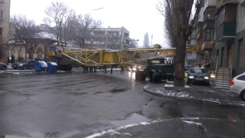 В Одессе строительный кран рухнул на дорогу и парализовал движение
