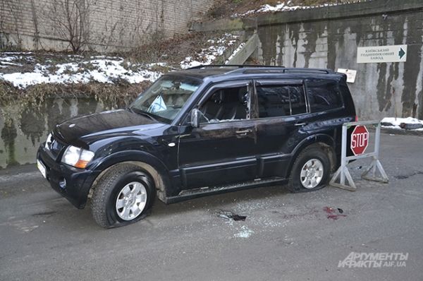 В Киеве средь бела дня обстреляли джип Mitsubishi