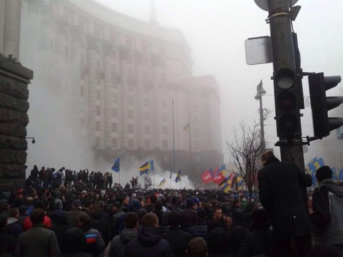 Митингующие в Киеве перекрыли все входы в здание правительства Украины