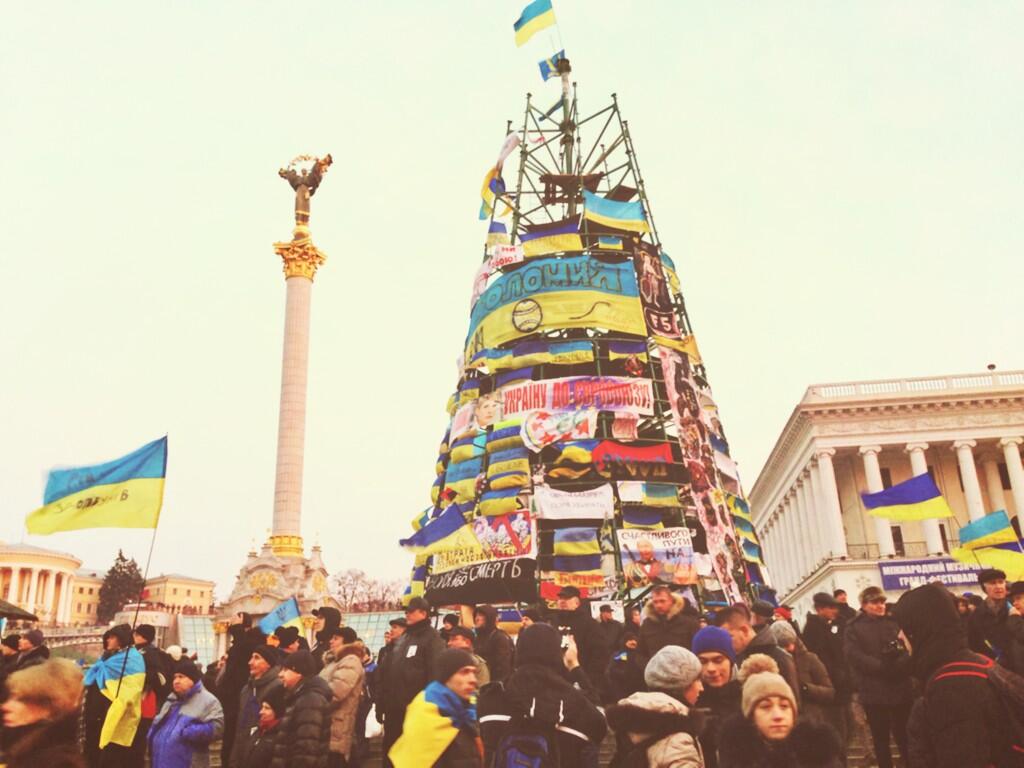 На киевском Майдане на каркасе елки повесился мужчина