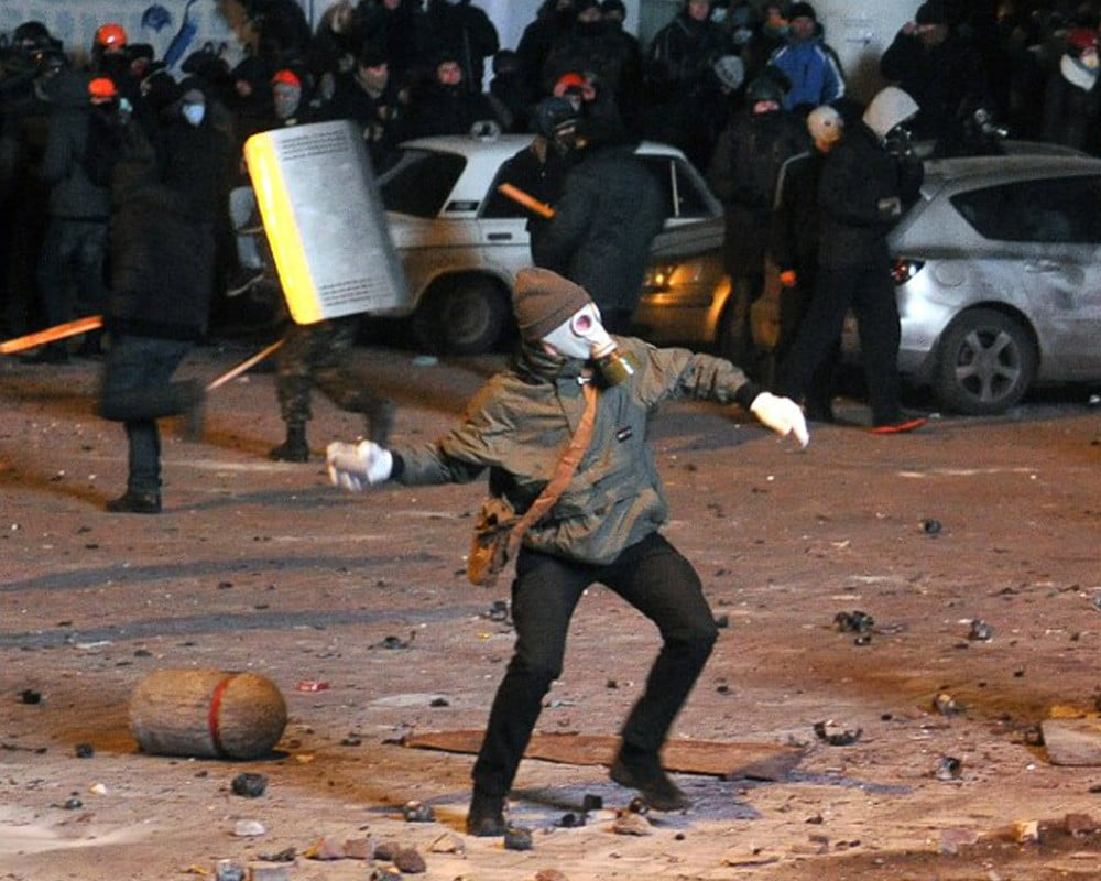 В центре Киева возобновились столкновения между милицией и протестующими