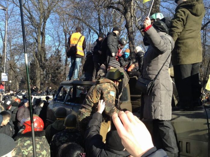 Видео с места события: "мирные митингующие" атакуют правоохранителей (ВИДЕО)