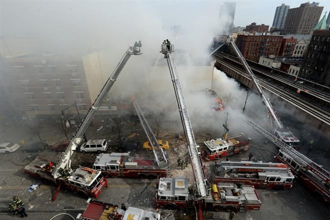 В Нью-Йорке в результате взрыва обрушилось здание: 11 раненых