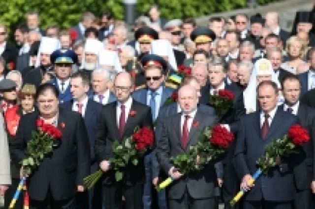 Турчинов и три экс-президента Украины почтили память погибших в ВОВ