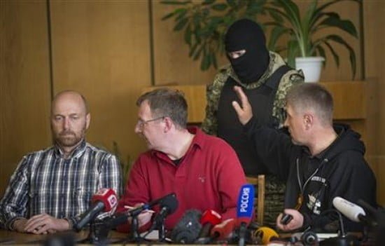 Ополченцы в Славянске освободили военных наблюдателей ОБСЕ