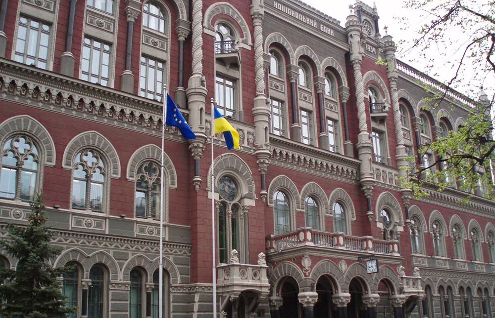 НБУ вернул продажу украинцам наличной валюты по паспорту