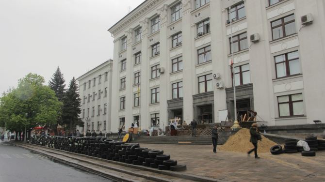 Что произошло возле Луганской ОГА? Версии оппонентов не совпадают ВИДЕО