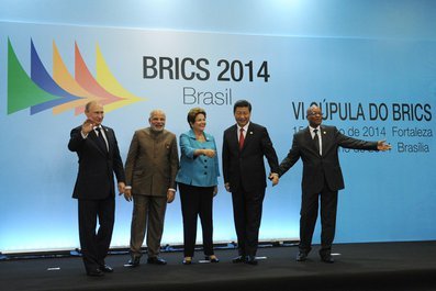 Саммит стран БРИКС нанес удар по долларовой монополии