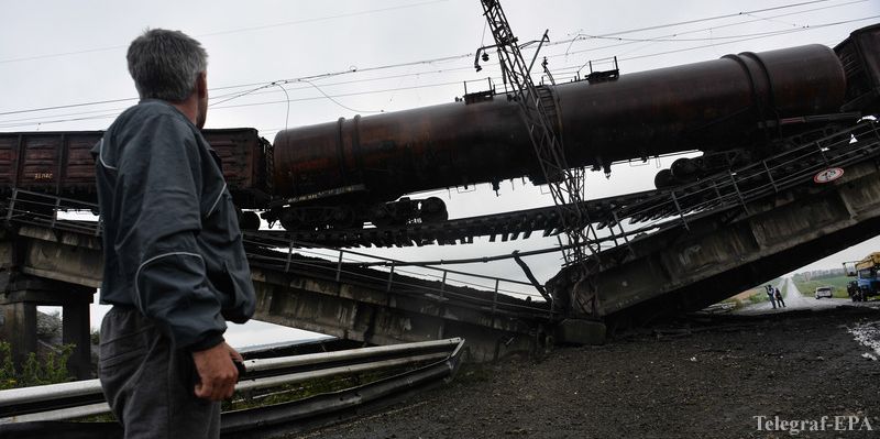 Из-за поврежденных мостов приостановили движение поездов на Донбассе