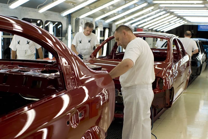 Яценюк призвал украинских автопроизводителей искать новые рынки сбыта