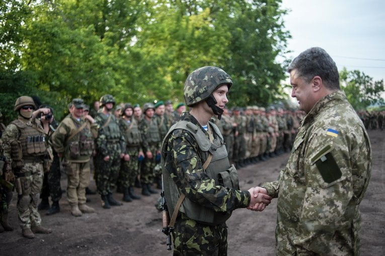 Порошенко предложил отправлять военкомов воевать на восток Украины
