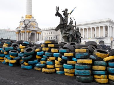 Коммунальные службы Киева начали разбирать баррикады на майдане Незалежности
