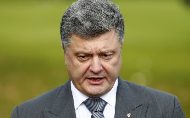 Порошенко поручил Кабмину безотлагательно отказаться от внеблоковости Украины