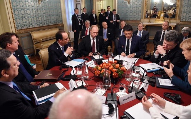 Сегодня около 9 утра в Милане начались переговоры президенты Украины Петр Порошенко с президентом России Владимиром Путиным при участии нескольких европейских политиков.