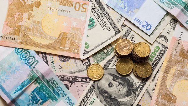 Рубль в начале недели возобновил снижение к доллару и евро