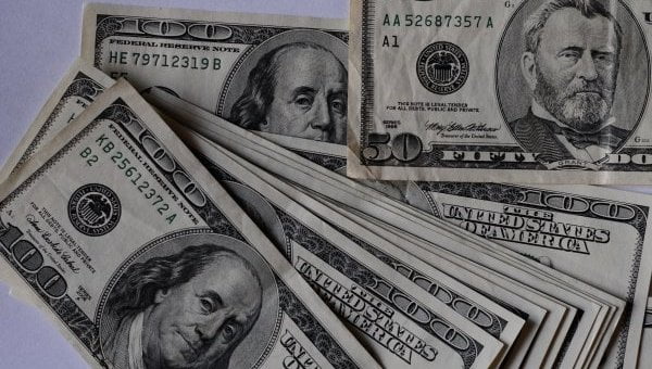 НБУ значительно понизил курс доллара