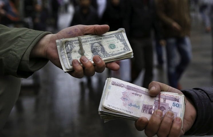 Иран отказался от использования доллара США во внешней торговле