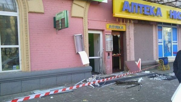 У входа в отделение "дочки" Сбербанка в Киеве произошел взрыв