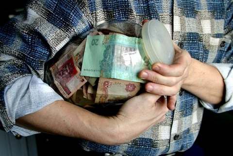 Украинцы продолжают забирать деньги из банков