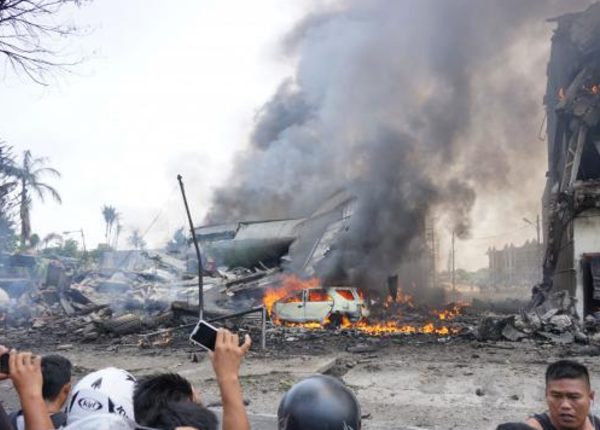 В Индонезии военный самолет рухнул на гостиницу