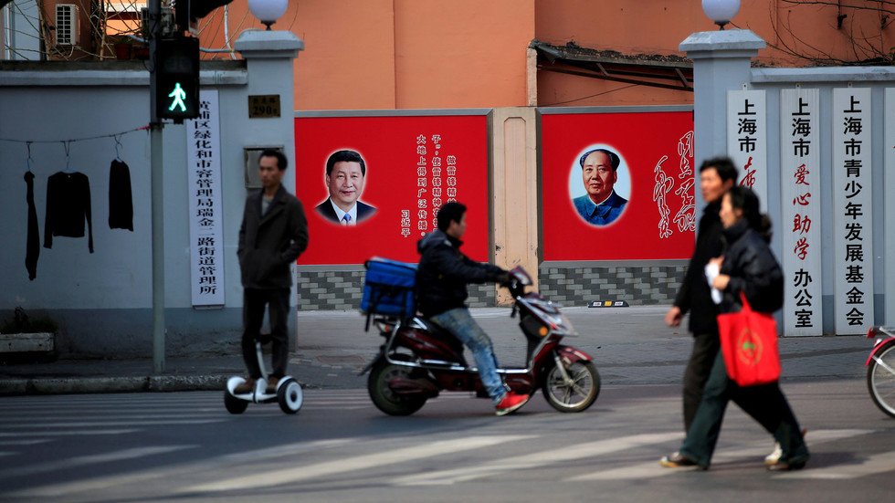 <p>Си Цзиньпин (слева) и Мао Цзэдун (справа) . Фото: © REUTERS/Aly Son</p>
