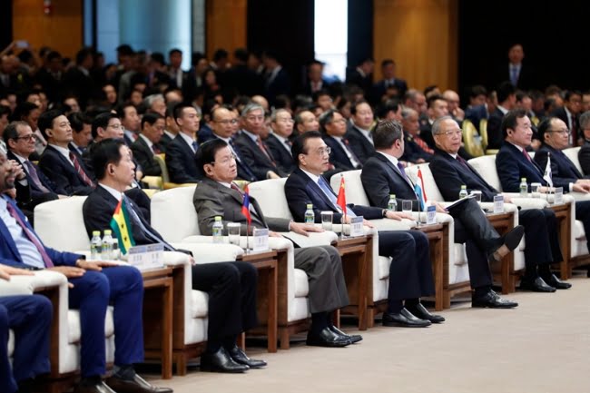 Премьер Госсовета КНР призвал не терять веры в мировую экономику