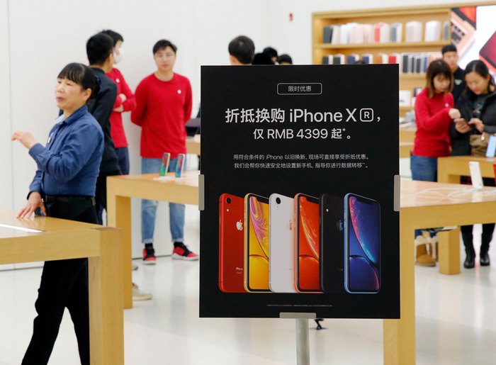 Реклама Apple iPhone XR в Apple Store в Пекине, Китай, 4 января 2019.