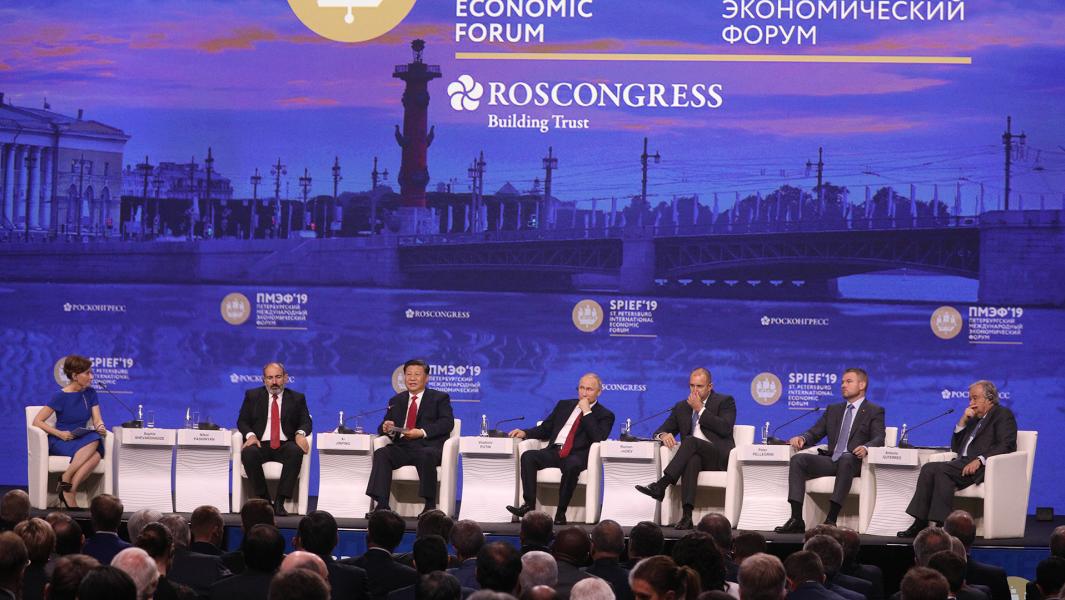 Президент РФ Владимир Путин принимает участие в пленарном заседании Петербургского международного экономического форума 2019