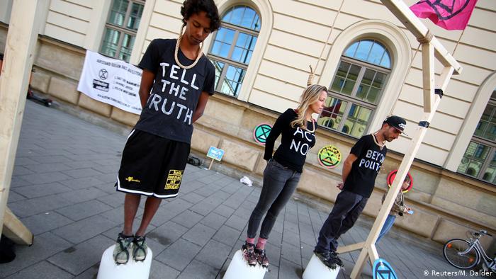 Активисты движения Ice on the rope на акции протеста в Мюнхене