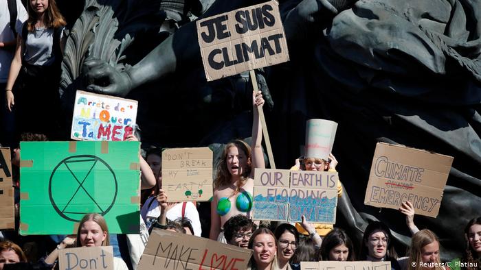 Участники акции в защиту климата в Париже