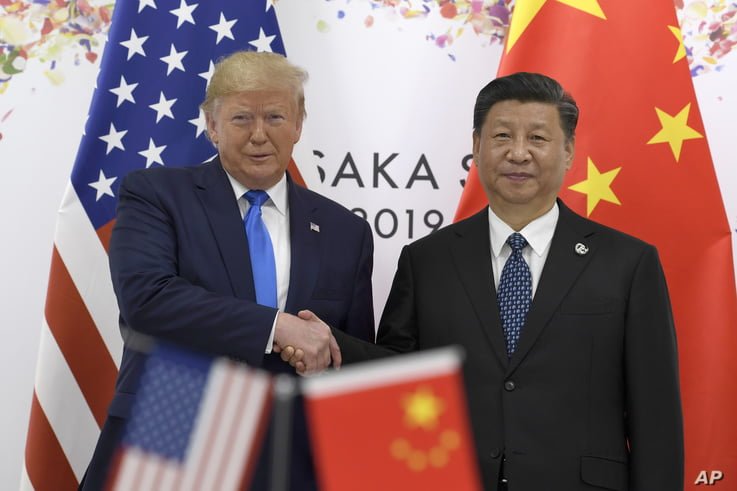 Президент Дональд Трамп (слева) обменивается рукопожатием с президентом Китая Си Цзиньпином во время встречи в кулуарах саммита G-20 в Осаке, Япония, 29 июня 2019 года.