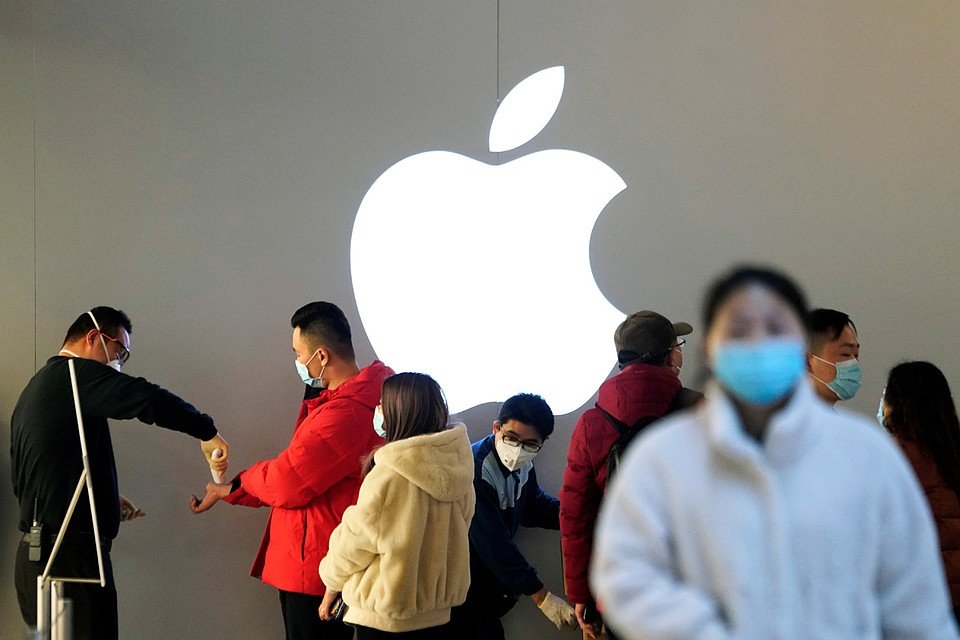 Apple объявила, что поставки iPhone по всему миру в ближайшее время будут временно снижены Фото: REUTERS