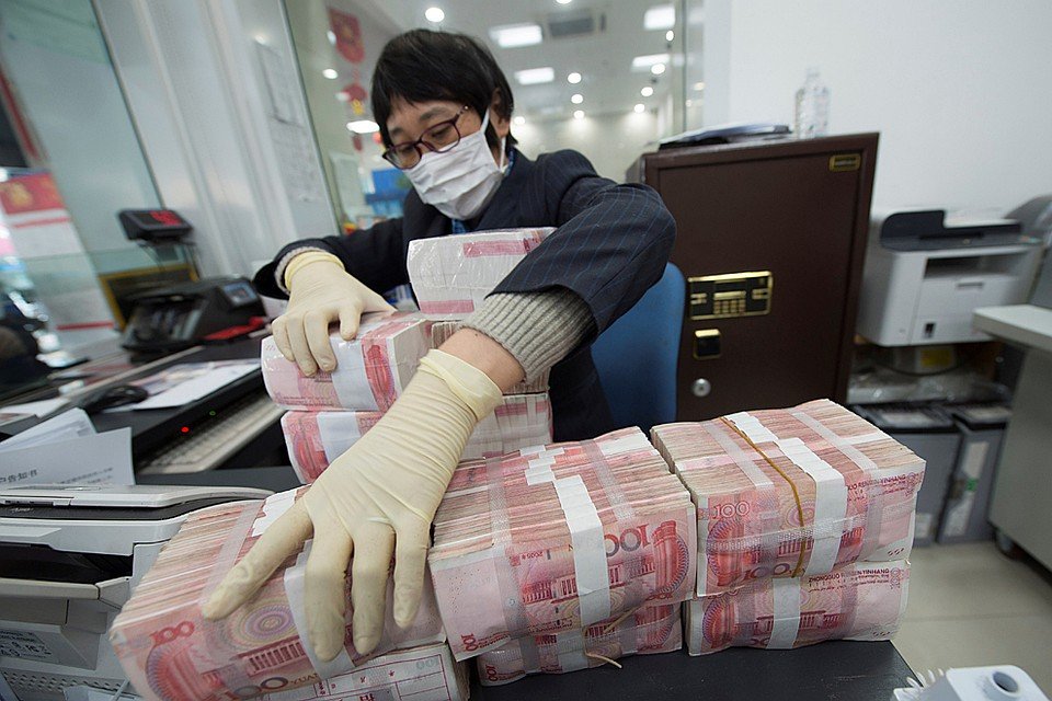 Чтобы компенсировать экономические потери эмиссионными деньгами. Юань подешевел к доллару на 2.6% Фото: REUTERS