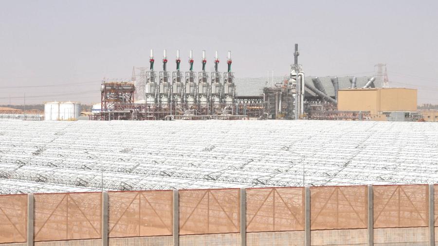 Запущенная солнечная электростанция Shams 1 в пустыне Абу-Даби, Объединенные Арабские Эмираты