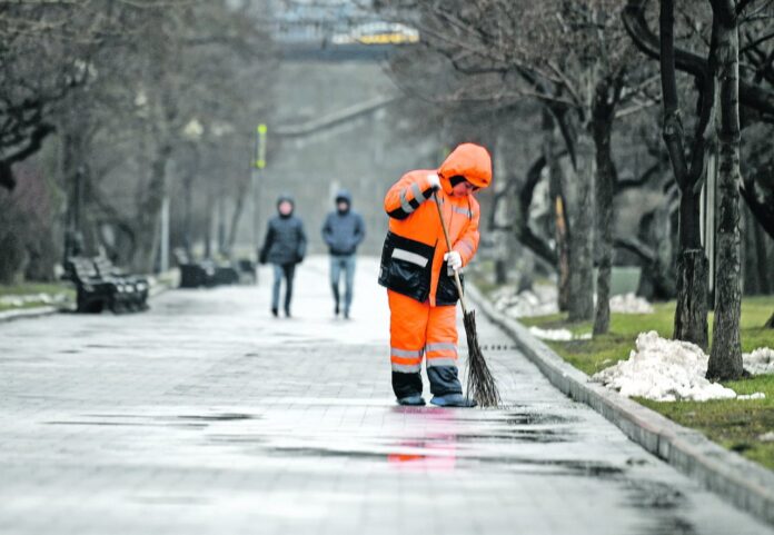 Между нами тает, льет