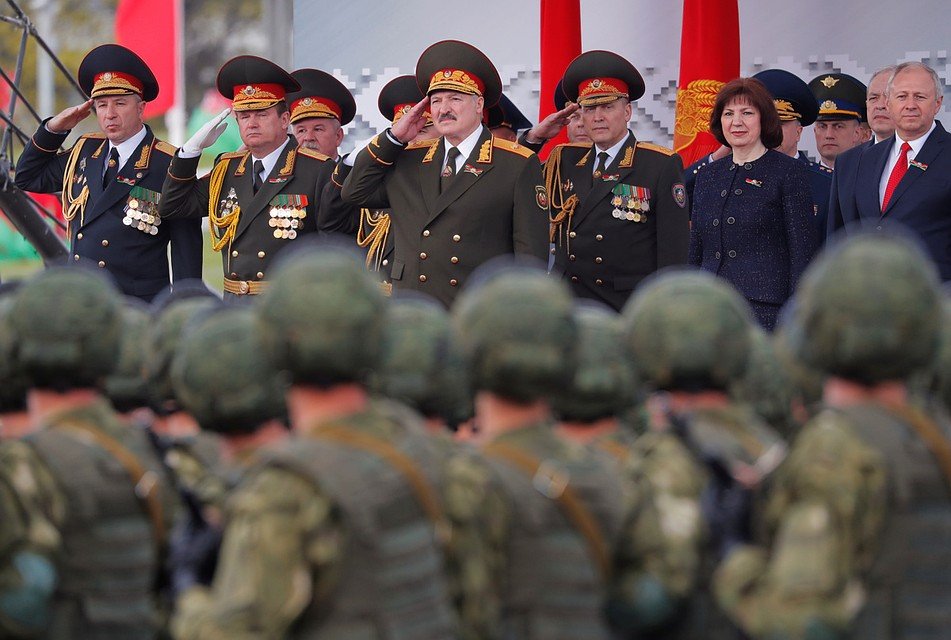 Белоруссия, наоборот, храбрится, даже провели всей страной субботник. И парад Победы. Фото: REUTERS