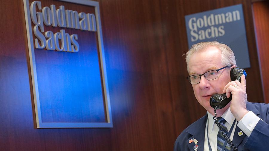 Сотрудник банка Goldman Sachs в главном офисе в Нью-Йорке