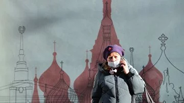 Женщина в медицинской маске на одной из улиц в Москве